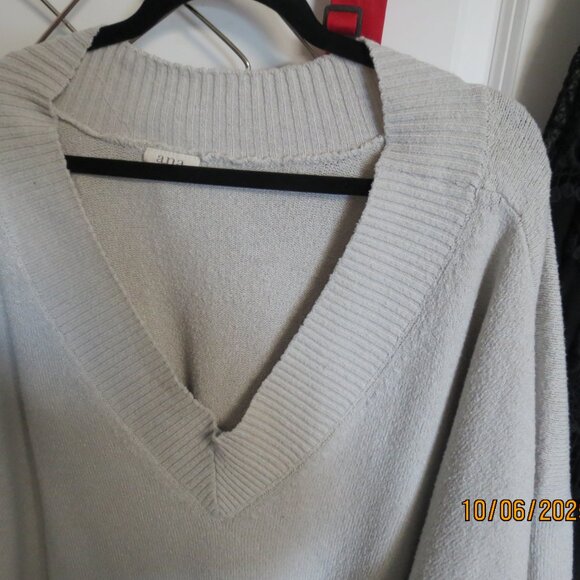 a.n.a  3 x V-Neck Taupe Sweater - Picture 3 of 5